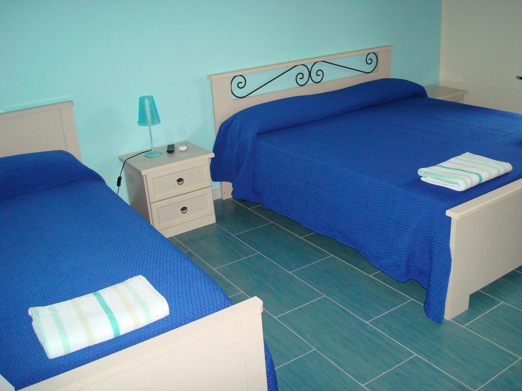 Guest House Mare E Luna Fiumefreddo Bruzio Ruang foto