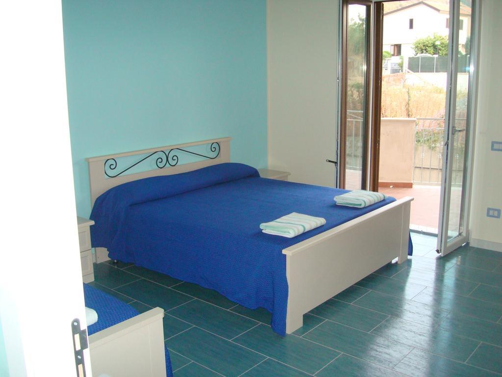 Guest House Mare E Luna Fiumefreddo Bruzio Ruang foto