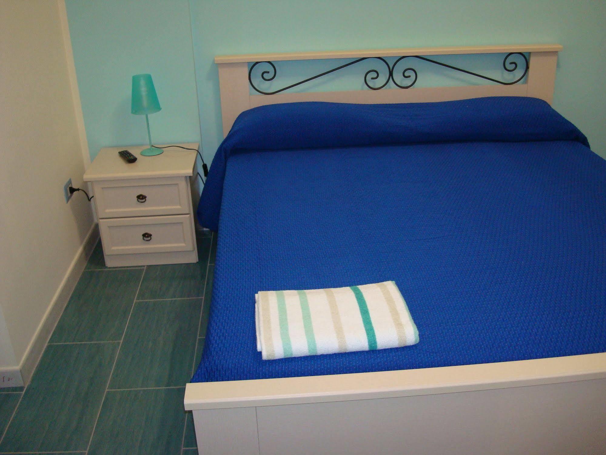 Guest House Mare E Luna Fiumefreddo Bruzio Bagian luar foto