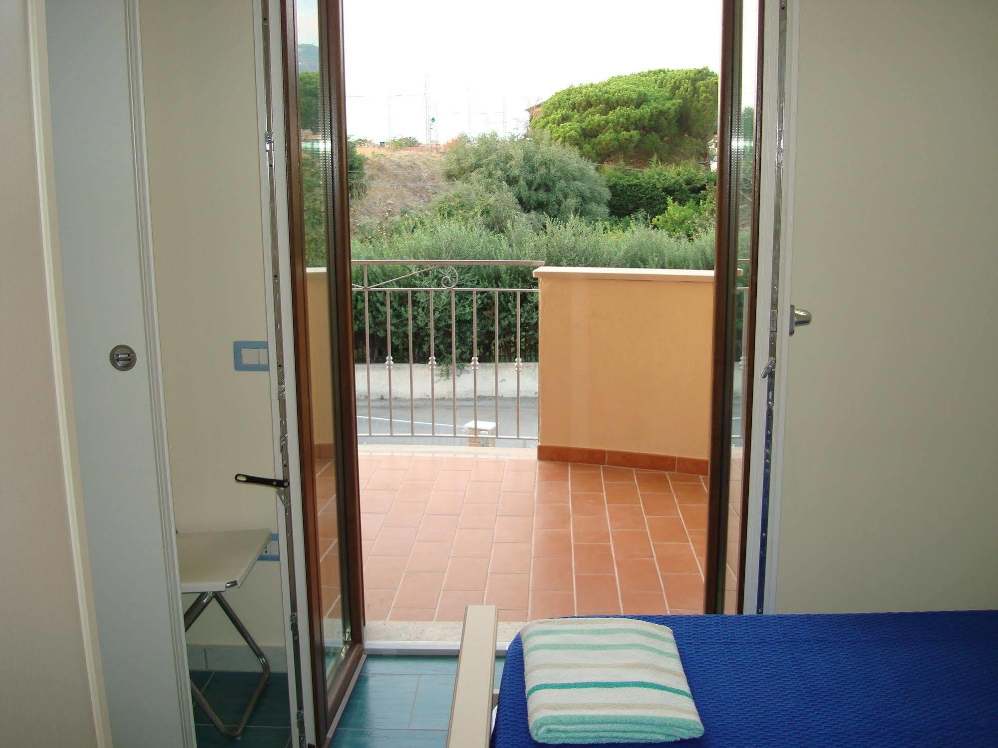 Guest House Mare E Luna Fiumefreddo Bruzio Bagian luar foto